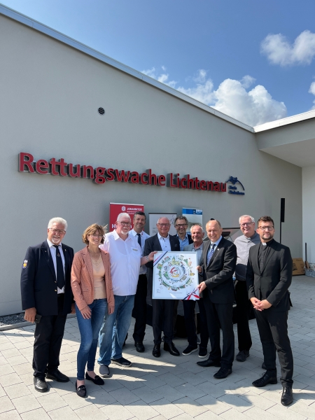 Landrat Christoph Rüther überreicht Geschenk an die neue Rettungswache in Lichtenau. V.l.: Pastor Heinrich Friesen (Freie Christen-Gemeinde Lichtenau), Ute Dülfer (Bürgermeisterin Lichtenau), Johannes Risse (Kreistagsmitglied), Nils Dreier (Johanniter-Unfall-Hilfe e.V.), Hans-Bernd Janzen (stellv. Landrat), Reinhard Piepenbrock (Bürger- und Energiestiftung Lichtenau), Diethelm Krause (Kreistagsmitglied), Landrat Christoph Rüther, Claus-Jürgen Rheis (Evangelische Erlöser-Kirchengemeinde am Sintfeld), Daniel Jardzejewski (Pastoraler Raum Wünnenberg-Lichtenau) © Kreis Paderborn